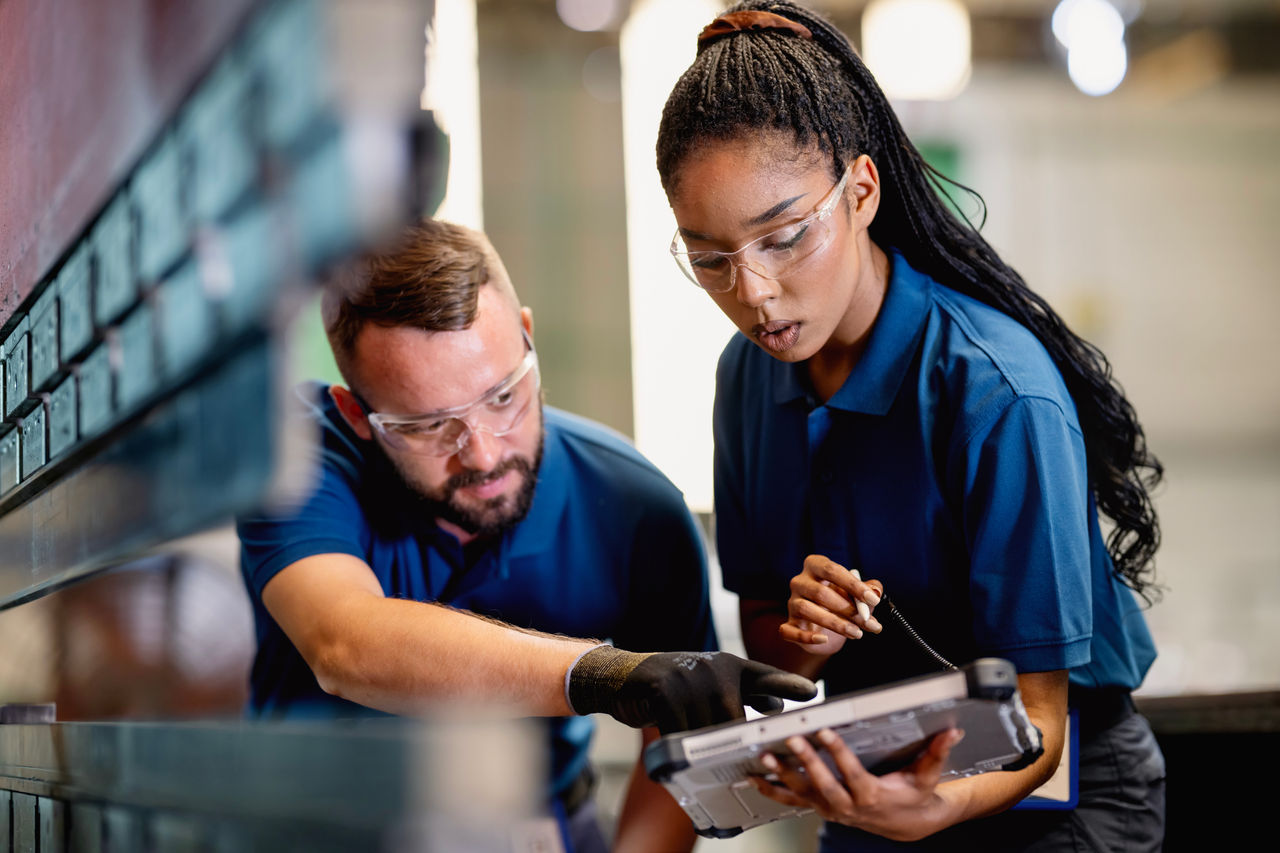 The maintenance engineering team conducts a performance inspection of the cutting machine using machine monitoring software to minimize disruptions in engineering parts production.
